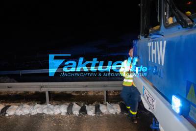 THW baut Sandsackwall auf BAB 8 bei Gruibingen, Regen- und Schmelzwasser flutete auf die Autobahn
