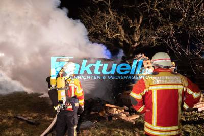 Erneut brennender Holzstapel, die Feuerwehr kann den Stapel, der zum Teil in Vollbrand stand, zügig ablöschen