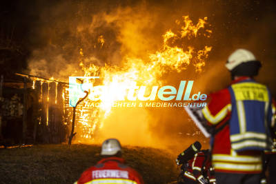 Große Flammen: Zweites Feuer in einer Nacht - Holzstapel brennen in Echterdingen