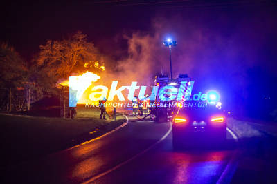 Große Flammen: Zweites Feuer in einer Nacht - Holzstapel brennen in Echterdingen