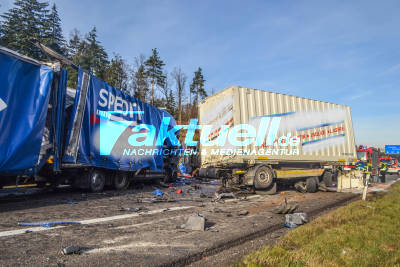 Gaffer behindern Rettungsarbeiten! Tödlicher LKW-Crash auf der A8 bei Pforzheim: Massives Trümmerfeld - Feuerwehr und Rettungskräfte im Großeinsatz