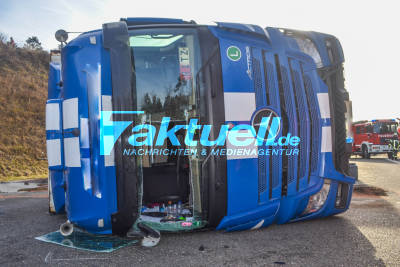 Gaffer behindern Rettungsarbeiten! Tödlicher LKW-Crash auf der A8 bei Pforzheim: Massives Trümmerfeld - Feuerwehr und Rettungskräfte im Großeinsatz