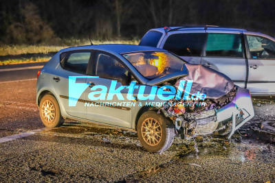 Schwerer Unfall am Autobahnzubringer in Forst fordert 2 Verletzte: Frontalcrash nach Vorfahrtsmissachtung - Familien-Van schleudert danach in Suzuki