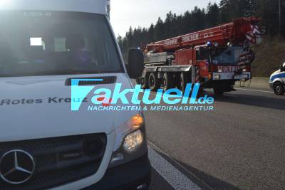 Gaffer behindern Rettungsarbeiten! Tödlicher LKW-Crash auf der A8 bei Pforzheim: Massives Trümmerfeld - Feuerwehr und Rettungskräfte im Großeinsatz