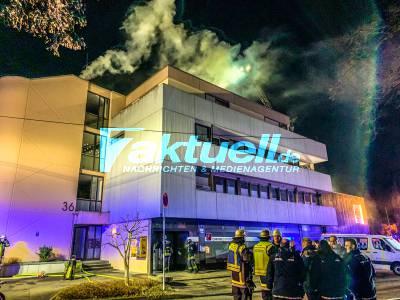 Großalarm in Kirchheim unter Teck: Brand und massive Verrauchung im Christuszentrum - Evakuierung der Bewohner des Mehrfamilienhauses