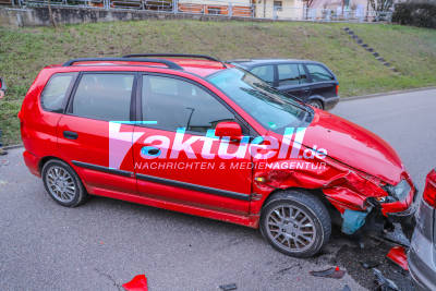 Hoher Sachschaden bei Crash in Kraichtal! Kettenreaktion nach Verkehrsunfall mit 4 Autos - 1 Verletzter - Rettungskräfte im Einsatz