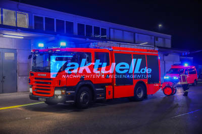 Gasheizstrahler verursacht Brand: LKW in Vollbrand greift auf Großmarkt Karlsruhe über - Feuerwehr kämpft bei Minusgraden gegen Flammen