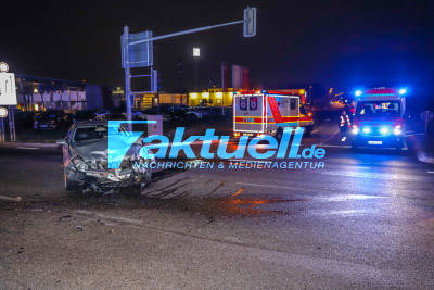 Heftiger Kreuzungscrash auf B35! Feuerwehr hält 2 Eingeklemmte mit Halogenscheinwerfer bei Minusgraden am Leben - Crashrettung - 150 Meter Trümmerfeld