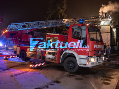 Pergula in Vollbrand auf Flachdach in Achern