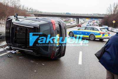 Fahrzeug kippt auf B27 nach Unfall zur Seite
