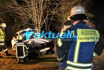 ENZKREIS:  Zw. Birkenfeld und Neuenbürg – Mit Auto gegen Baum geprallt, 3 schwerverletzte