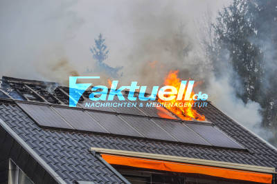 Dachstuhl mit Photovoltaikanlage im Vollbrand: Feuerwehr in Waldbronn im Großeinsatz - Schwierige und stundenlange Löscharbeiten 