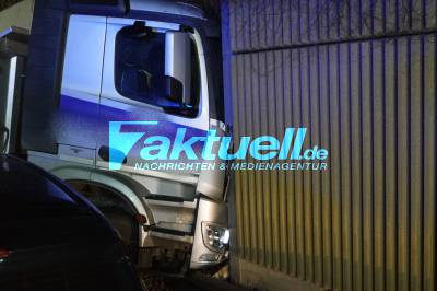 1 Toter und mehrere Verletzte nach heftigem Crash zwischen 4 PKW und 1 LKW - Lastwagen durchbricht Schallschutzwand