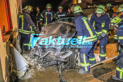 Spektakulärer Crash! BMW donnert in Hauswand und reisst Loch in Küche: Extremes Schadensbild in Spechbach