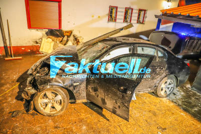 Spektakulärer Crash! BMW donnert in Hauswand und reisst Loch in Küche: Extremes Schadensbild in Spechbach