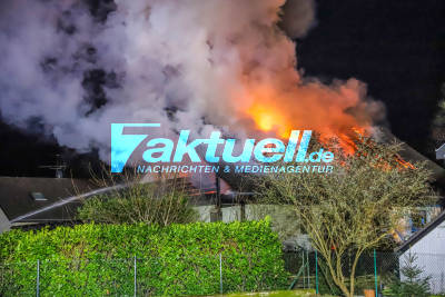 Meterhohe Flammen! Einfamilienhaus steht komplett in Vollbrand - Feuerwehren in Stutensee kämpfen gegen das Feuer - 400 000 Euro Schaden