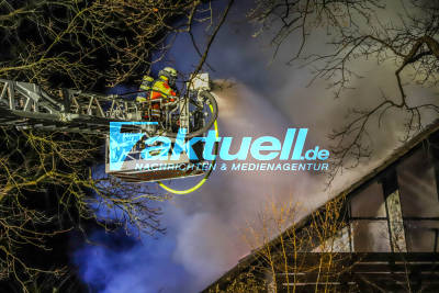 Meterhohe Flammen! Einfamilienhaus steht komplett in Vollbrand - Feuerwehren in Stutensee kämpfen gegen das Feuer - 400 000 Euro Schaden