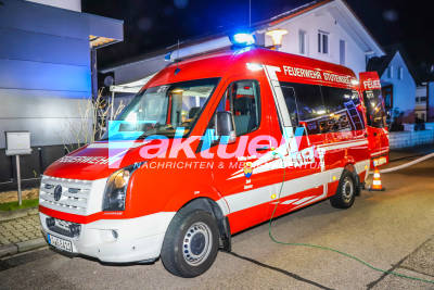 Meterhohe Flammen! Einfamilienhaus steht komplett in Vollbrand - Feuerwehren in Stutensee kämpfen gegen das Feuer - 400 000 Euro Schaden