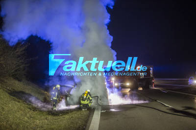 Große Flammen: Fahrzeug brennt in voller Ausdehnung auf der B14 Höhe Waiblingen - Vollsperrung der Ausfahrt