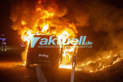 Große Flammen: Fahrzeug brennt in voller Ausdehnung auf der B14 Höhe Waiblingen - Vollsperrung der Ausfahrt