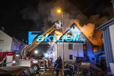 Haus von Feuerwehrmann abgebrannt: Meterhohe Flammen zerstören zwei Wohnhäuser - Mehrere Feuerwehren im Einsatz