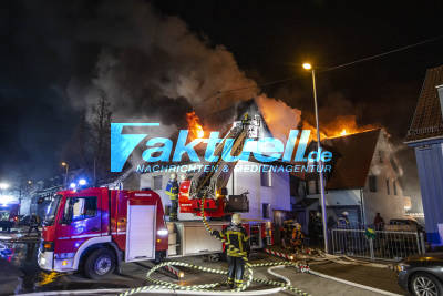 Haus von Feuerwehrmann abgebrannt: Meterhohe Flammen zerstören zwei Wohnhäuser - Mehrere Feuerwehren im Einsatz
