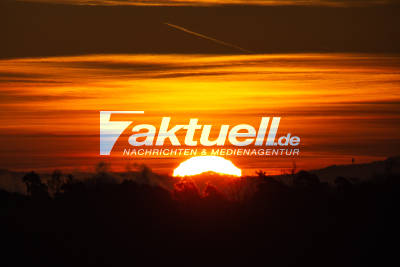 Spektakulärer Sonnenaufgang über den Fildern - gutes Wetter in Aussicht