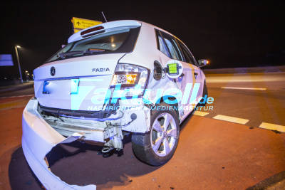 2 Beamte verletzt: Polizeiauto kracht gegen Skoda
