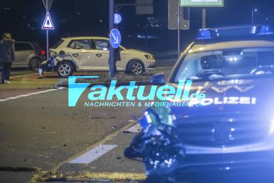 2 Beamte verletzt: Polizeiauto kracht gegen Skoda