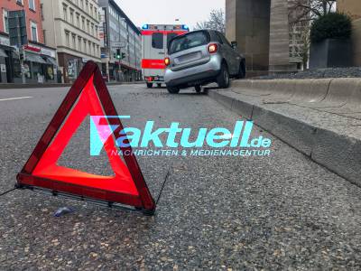 Verkehrsunfall mit Car2Go: Autofahrerin fährt am Rotebühlplatz gegen Mauer