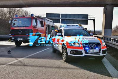 Heftiger Crash auf der A81 - PKW steckt unter Heizöl Lkw fest, der gegen eine Schlderbrücke fuhr - Stundenlange Vollsperrung der A81