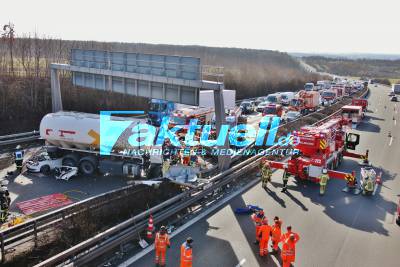 Heftiger Crash auf der A81 - PKW steckt unter Heizöl Lkw fest, der gegen eine Schlderbrücke fuhr - Stundenlange Vollsperrung der A81
