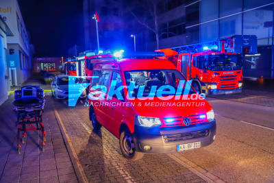 Nächtliches Feuer bei ENBW Karlsruhe richtet hohen Schaden an: Zentralwerkstatt brennt - Berufsfeuerwehr im Grosseinsatz