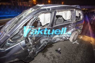 Streifenwagen kollidiert bei Einsatzfahrt mit Ford - Mehrere teils Schwerverletzte
