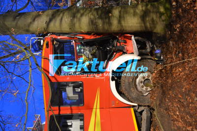 Feuerwehrmann verliert Kontrolle über Löschfahrzeug und kracht gegen Baum