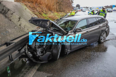 (Bilderupdate) Schwerer Unfall mit Reisebus auf A5 bei Bruchsal: Zwei PKW und ein Reisebus kollidieren miteinander - BMW kracht mit voller Wucht in Leitplanken
