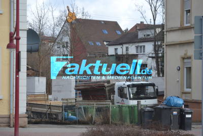 Bretten: Kran stürzt auf Wohnhaus gegenüber des Bahnhofs 