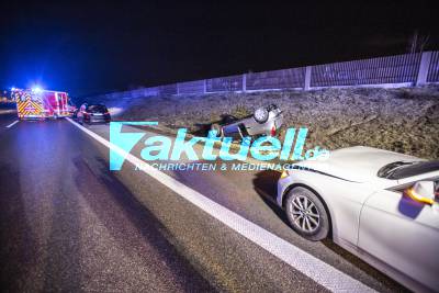 Auto überschlägt sich auf der A8 höhe Flughafen nach Unfall mit zwei weiteren Fahrzeugen