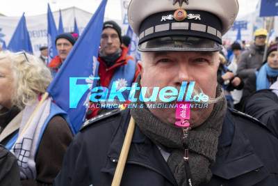 Demo in Stuttgart für mehr Gehalt im Öffentlichen Dienst, u.a. Auch Polizei und Feuerwehr