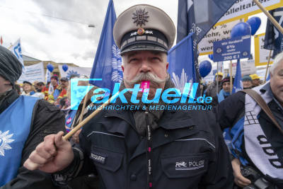Demo in Stuttgart für mehr Gehalt im Öffentlichen Dienst, u.a. Auch Polizei und Feuerwehr