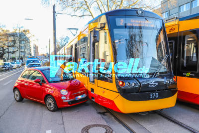 Straßenbahn übersehen! PKW kollidiert mit Straßenbahn in Karlsruher Südstadt - Verkehrskollaps im morgendlichen Berufsverkehr