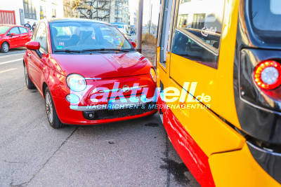 Straßenbahn übersehen! PKW kollidiert mit Straßenbahn in Karlsruher Südstadt - Verkehrskollaps im morgendlichen Berufsverkehr