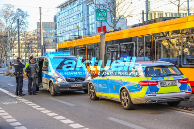 Straßenbahn übersehen! PKW kollidiert mit Straßenbahn in Karlsruher Südstadt - Verkehrskollaps im morgendlichen Berufsverkehr