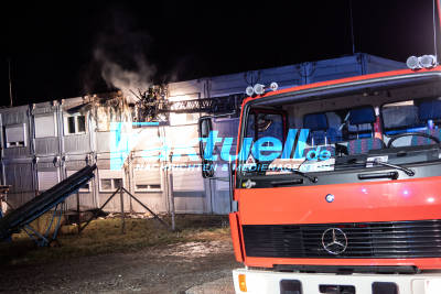 Brand in Asylunterkunft, zwei Wohncontainer brennen komplett aus, ein Bewohner rettet sich mit Sprung aus Fenster und wurde dabei verletzt