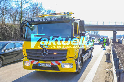 Chaos auf der A5: Schwerer Verkehrsunfall mit 5 Fahrzeugen auf der A5 bei Weingarten - 1 Verletzter und kilometerlanger Stau