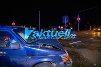 Betrunken über Rot gefahren und Unfall gebaut - Auto kippt um - Blitzersäule umgefahren