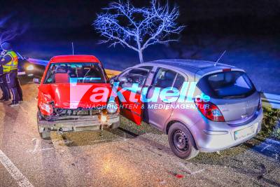 Opel kracht in Unfallstelle! Schwerer Crash auf L554 bei Ubstadt fordert 2 Verletzte - Opel kracht in Unfallstelle, Ersthelfer rettet sich mit Sprung zur Seite