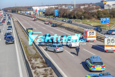Trümmerfeld auf der A5: Schwere Massenkarambolage beim Rasthof Bruchsal fordert mehrere Verletzte - Zahlreiche Folgeunfälle sorgen für 10 Kilometer Stau