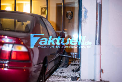 PKW wird geklaut und nach wilder Fahrt in Hauswand geschanzt - Insassen flüchtig