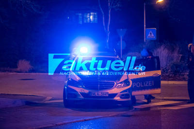 PKW wird geklaut und nach wilder Fahrt in Hauswand geschanzt - Insassen flüchtig